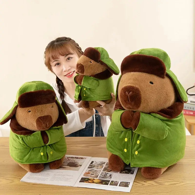 Peluche de carpincho con chaqueta militar (28-50 cm)
