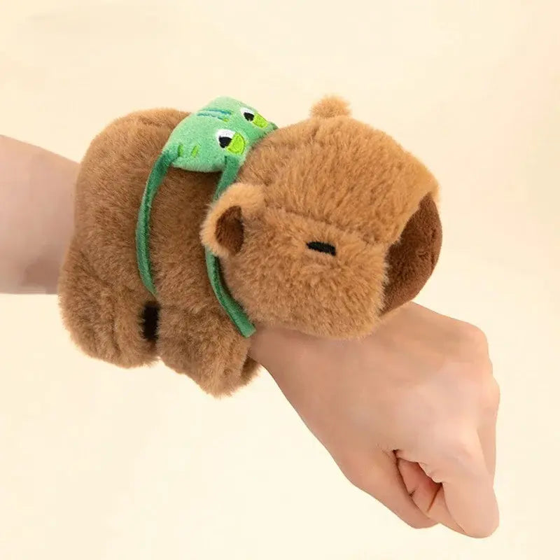 Pulseira de Pelúcia de Capivara 18cm